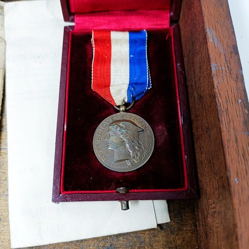 164 - The Leighton Family Medals: a British War Medal and Victory Medal pair, awarded to (Nurse) Clara Lei... 