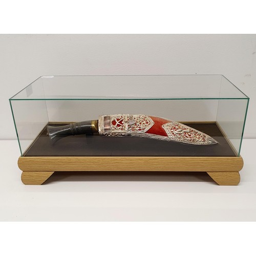 180 - A modern presentation Kukri, with silver coloured metal mounts, 39 cm, in a table top display cabine... 