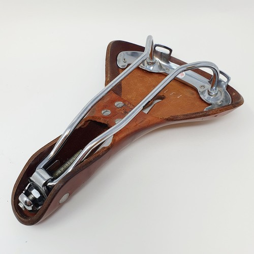 113 - A Rivet brown leather luxury bicycle saddle, 28 cm

Provenance: Sold on behalf of Tenovus Cancer Car... 