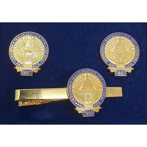 282 - A set of American Presidential Inauguration cufflinks, and a matching tie pin, dated 1997, boxed 
Pr... 