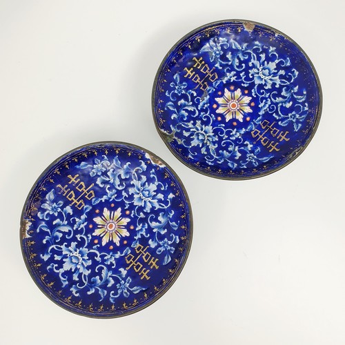 375 - A pair of Chinese enamel stands, 13 cm diameter