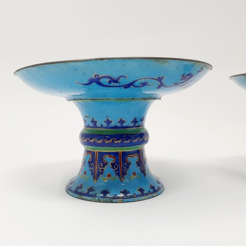 375 - A pair of Chinese enamel stands, 13 cm diameter