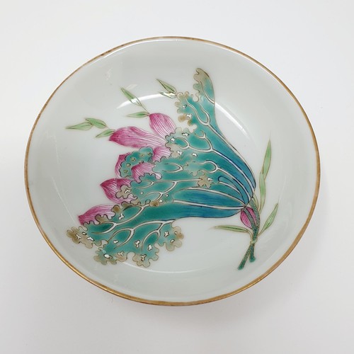 302 - A Chinese famille rose small dish, decorated flowers, Republic Period, 9.5 cm diameter