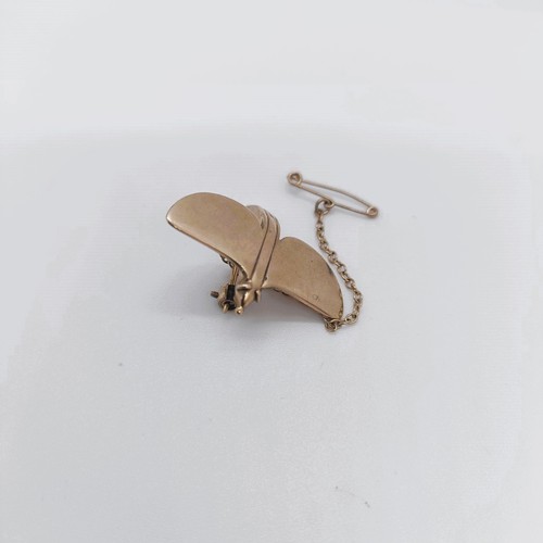 106 - A 9ct gold brooch, in the form of a whale's tail, by Ola Gorie, 7.3 g