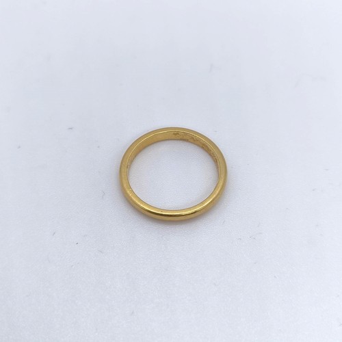 108 - A 22ct gold wedding band, ring size M, 4.8 g