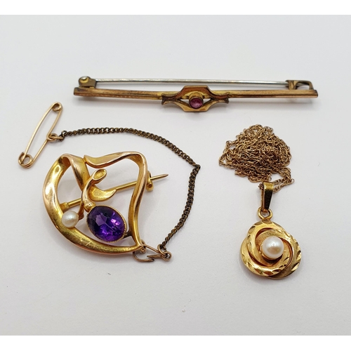 63 - An Art Nouveau style yellow metal, amethyst and pearl brooch/pendant, a stick pin, and a yellow meta... 