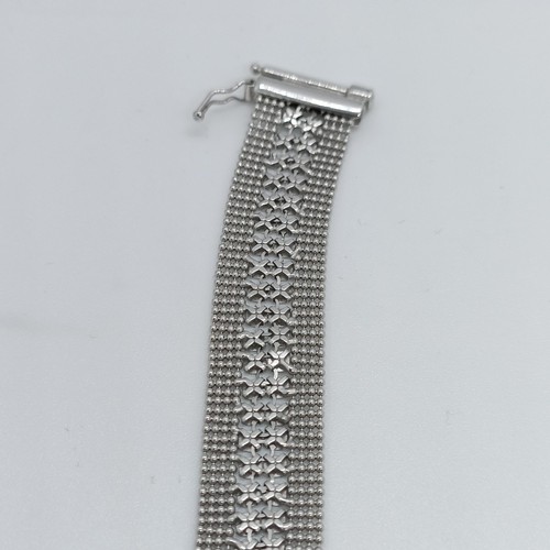 147 - A silver coloured metal necklace, 28.5 g  Provenance: From a large single owner collection of jewell... 