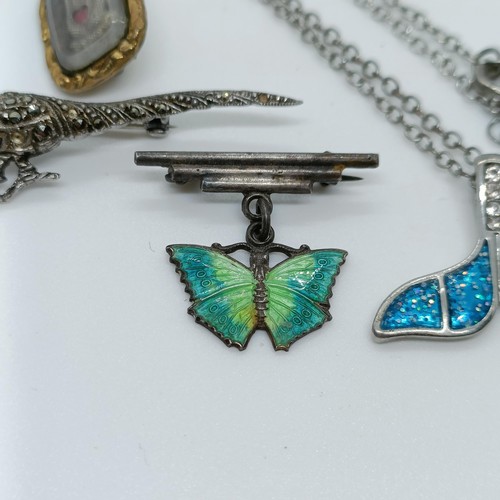 168 - A silver coloured metal whale fin pendant, on a chain, and assorted other jewellery