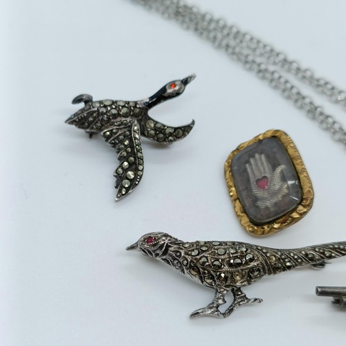 168 - A silver coloured metal whale fin pendant, on a chain, and assorted other jewellery