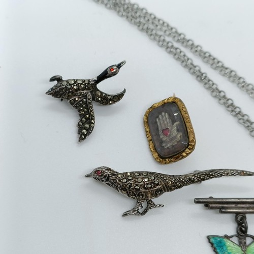 168 - A silver coloured metal whale fin pendant, on a chain, and assorted other jewellery