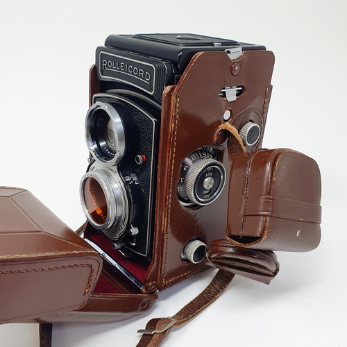26 - A Rolleicord Synchro Compur twin lens camera, in a leather case
Provenance: From a single owner coll... 