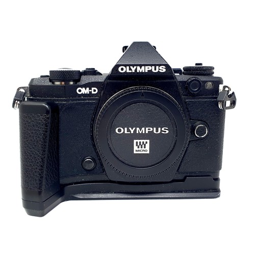 16 - An Olympus OM-D E-M5 II camera and an Olympus OM-D E-M1 II camera (2) 
Provenance: From a single own... 