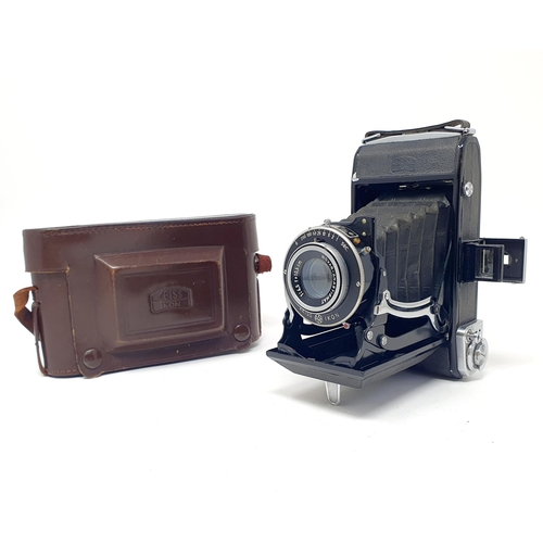 37 - A Zeiss Ikon camera, in a leather case Provenance: From a single owner collection