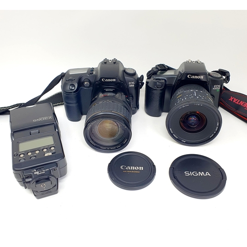77 - A Canon EOS D60 digital camera, with a zoom lens, assorted related items and a spotlight
