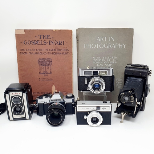 81 - A Voigtlander Vito CL camera, an Olympus OM20 and lens, assorted other cameras and accessories, and ... 