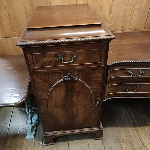 923 - An Edwardian mahogany sideboard, with two central drawers, flanked by a drawer and a cupboard, 198 c... 