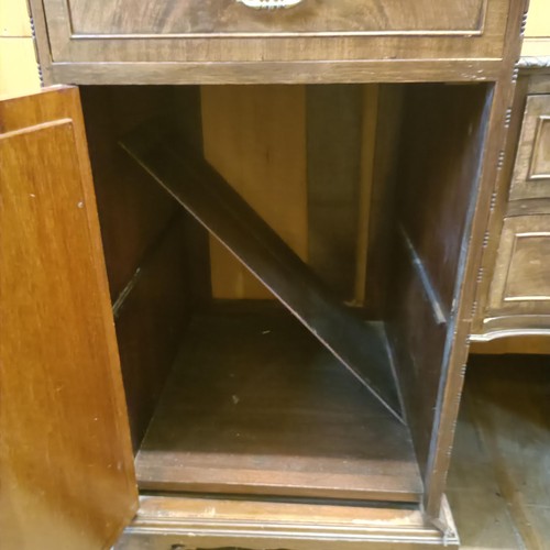 923 - An Edwardian mahogany sideboard, with two central drawers, flanked by a drawer and a cupboard, 198 c... 