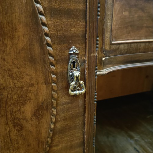 923 - An Edwardian mahogany sideboard, with two central drawers, flanked by a drawer and a cupboard, 198 c... 