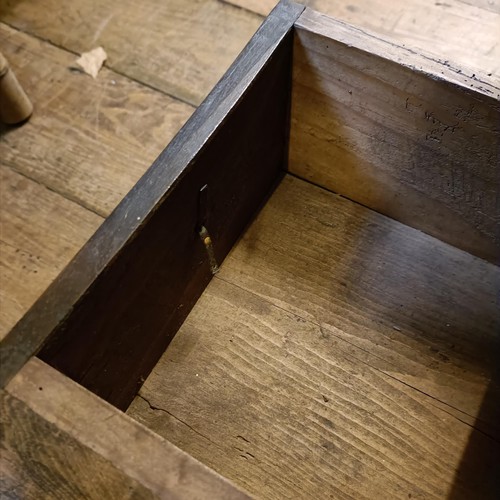 867 - An 18th century oak mule chest, the base with three drawers, 140 cm wide