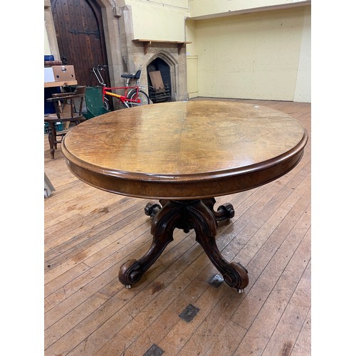 993 - A Victorian inlaid walnut oval loo table, 140 cm wide