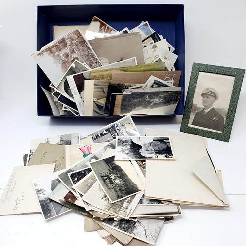 107 - A late 19th/early 20th century folding photograph frame and assorted other photographs (box)