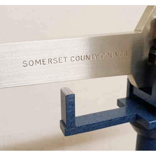 113 - A set of Revecations Somerset County Council 5 kg laboratory scales, in a metal case, 42 cm wide