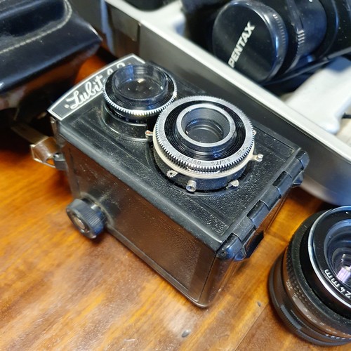 116 - A Revueflex TL 25 camera and assorted photography equipment (box)