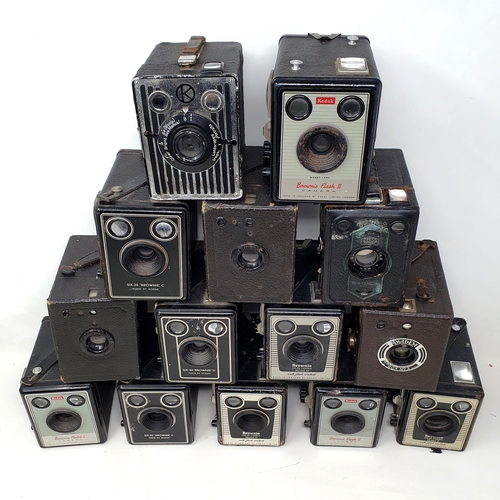 131 - A Brownie Model D box camera, and thirteen other box cameras (box)