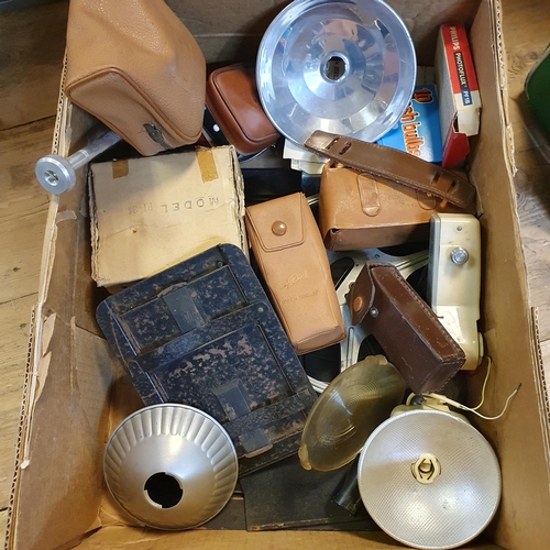 133 - Assorted photography equipment (box)