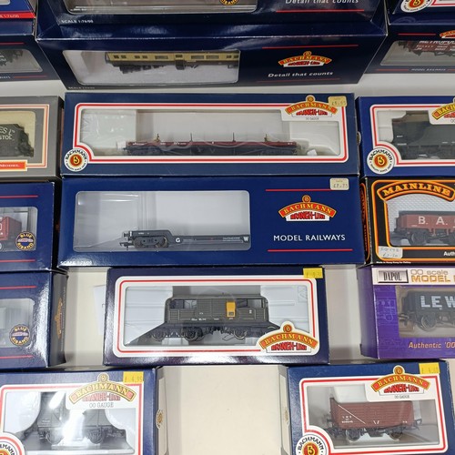 203 - Assorted Bachmann rolling stock and carriages, all boxed (box)