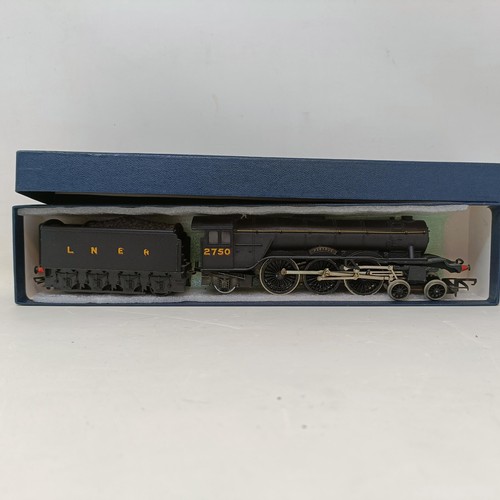 205 - A Wrenn OO gauge 4-6-2 locomotive and tender, No. W2227, a Hornby OO gauge 4-6-0 locomotive and tend... 