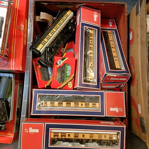 233 - A Hornby OO gauge Caledonian Passenger set, and assorted other OO gauge and N gauge carriages, rolli... 