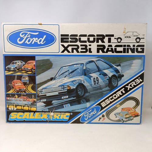 237 - A Scalextric Escort XR3i racing set, and assorted other Scalextric items (5)