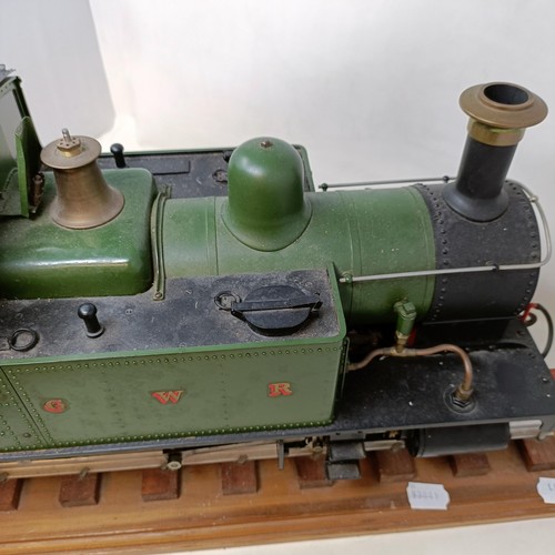 261 - A live steam 3.5 inch gauge 0-6-0 locomotive, in green livery, 50 cm, on a stand