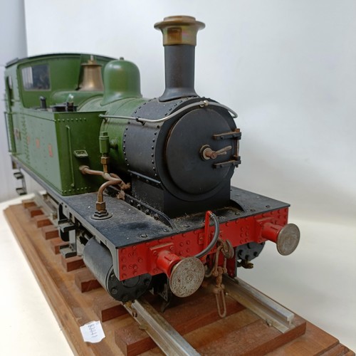 261 - A live steam 3.5 inch gauge 0-6-0 locomotive, in green livery, 50 cm, on a stand