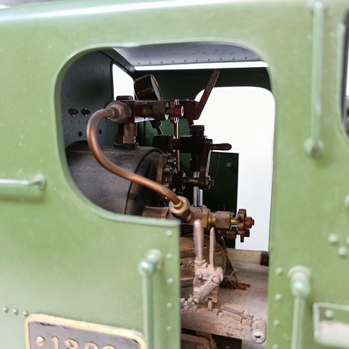 261 - A live steam 3.5 inch gauge 0-6-0 locomotive, in green livery, 50 cm, on a stand