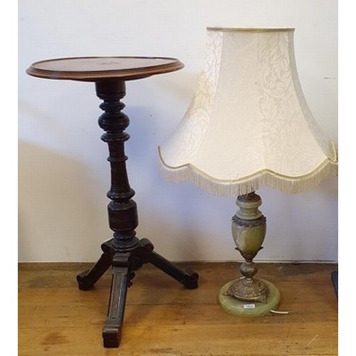 947 - A gilt metal and onyx table lamp, 60 cm high, and a wine table (2)