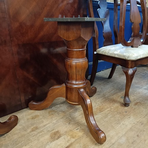 980 - A 19th century style mahogany extending dining table, and a matching set of eight Queen Anne style c... 