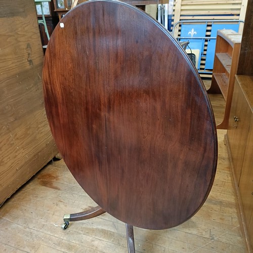 1040 - A tilt top mahogany breakfast table, 120 cm diameter, and a washstand