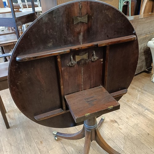 1040 - A tilt top mahogany breakfast table, 120 cm diameter, and a washstand