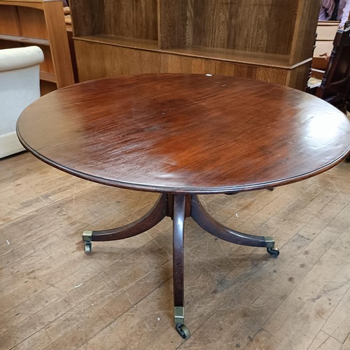 1040 - A tilt top mahogany breakfast table, 120 cm diameter, and a washstand