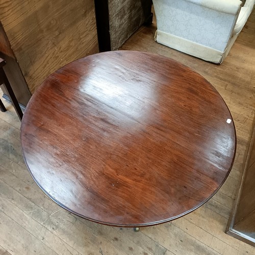 1040 - A tilt top mahogany breakfast table, 120 cm diameter, and a washstand