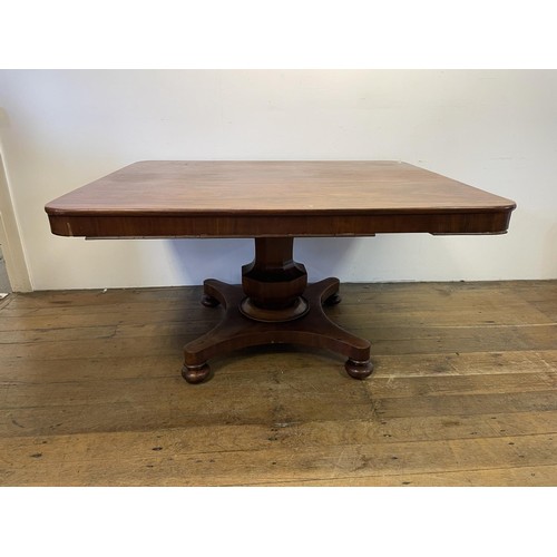 953 - A mahogany breakfast table, 148 cm x 120 cm