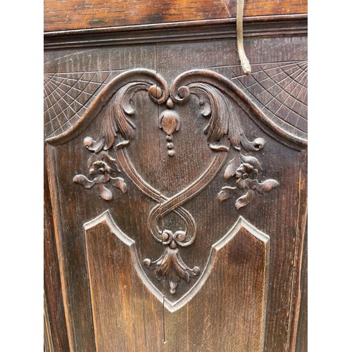 1027 - A carved oak hall stand, incrporating a seat, 106 cm wide