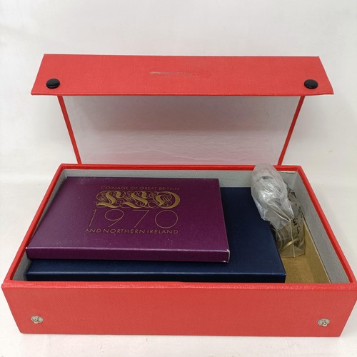 400 - Assorted world coins and banknotes (box)