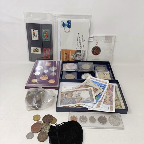 400 - Assorted world coins and banknotes (box)