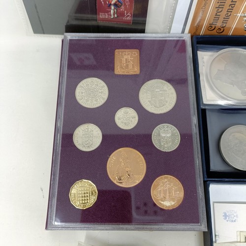 400 - Assorted world coins and banknotes (box)