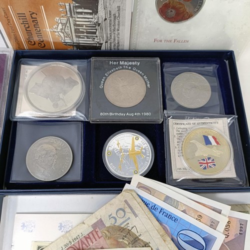 400 - Assorted world coins and banknotes (box)