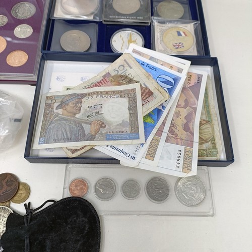 400 - Assorted world coins and banknotes (box)