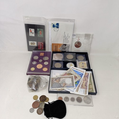 400 - Assorted world coins and banknotes (box)